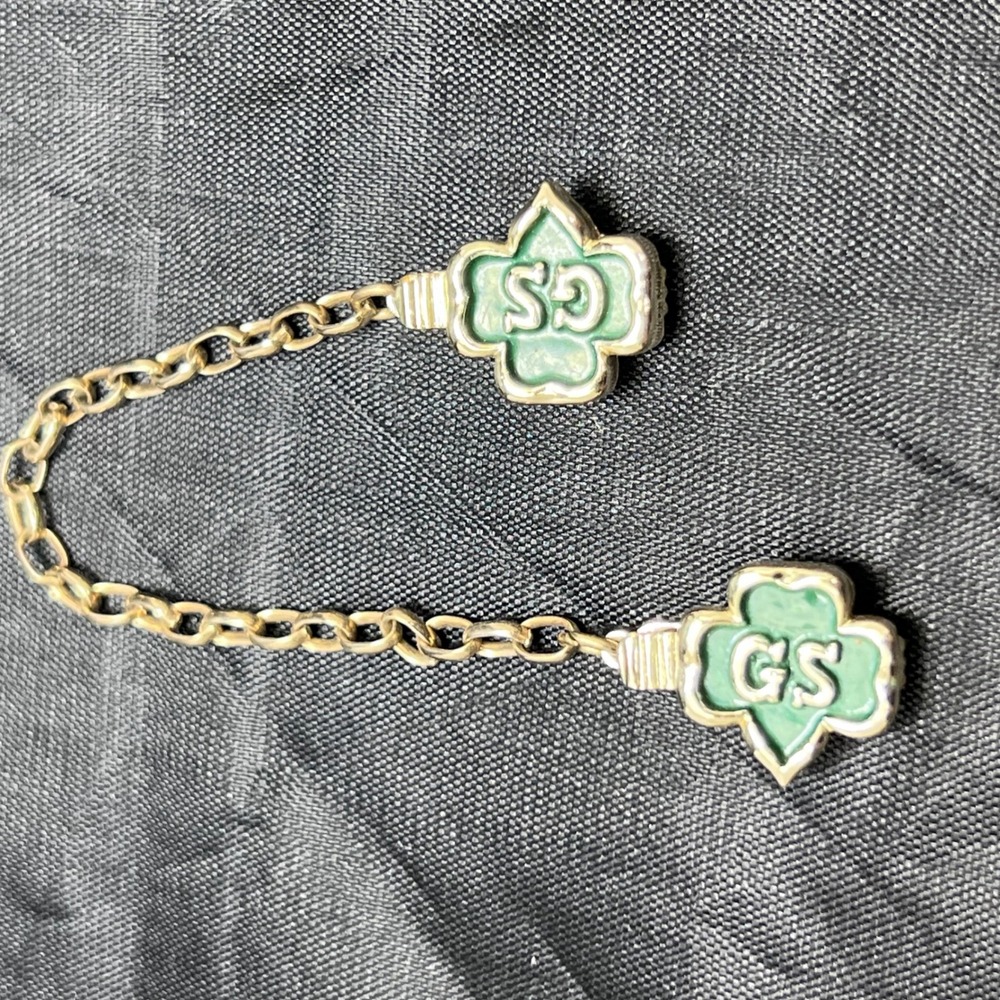 Vintage Girl Scouts Green Enamel Trefoil Sweater Guard Gold Tone Cardigan Clip